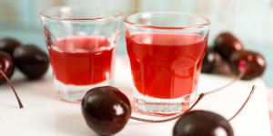 Beitragsbild des Blogbeitrags Kirschlikör selber machen mit Wodka ohne Wartezeit