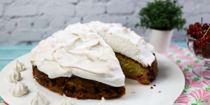 Beitragsbild des Blogbeitrags Johannisbeerkuchen mit Baiser aus Rührteig