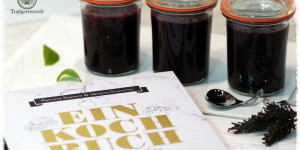 Beitragsbild des Blogbeitrags Heidelbeermarmelade mit Orangensaft und Lavendel aus Das Einkochbuch