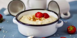 Beitragsbild des Blogbeitrags Einfacher Milchreis aus Mein gesundes, warmes Wohlfühlfrühstück