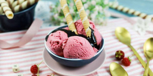 Beitragsbild des Blogbeitrags Bestes, cremiges Himbeereis ohne Ei aus der Eismaschine