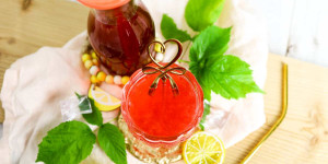 Beitragsbild des Blogbeitrags Himbeersirup selber machen mit und ohne Entsafter