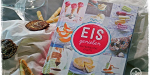 Beitragsbild des Blogbeitrags Himbeer-Kokos-Eis ohne Ei aus Eis genießen