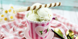 Beitragsbild des Blogbeitrags Cremiges, italienisches Vanilleeis ohne Ei selber machen