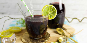 Beitragsbild des Blogbeitrags Holundersaft selber machen nach Omas Rezept 