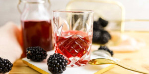 Beitragsbild des Blogbeitrags Brombeerlikör mit Wodka aus Saft