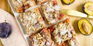 Beitragsbild des Blogbeitrags Zwetschkenfleck nach Omas Rezept aus Germteig