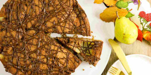 Beitragsbild des Blogbeitrags Omas Birnenkuchen mit frischen Birnen und Schoko