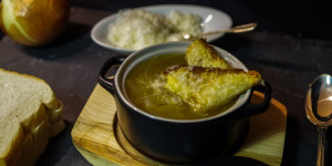 Beitragsbild des Blogbeitrags Französische Zwiebelsuppe mit Käsecroutons und Wein aus La Cuisine de Paris