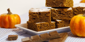 Beitragsbild des Blogbeitrags Kürbiskuchen vom Blech mit Öl und Schokolade aus Kürbis und Kernöl