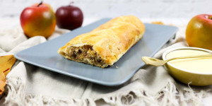 Beitragsbild des Blogbeitrags Omas schneller Apfelstrudel mit Blätterteig, einfaches Rezept aus Österreich 