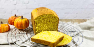 Beitragsbild des Blogbeitrags Schnelles Kürbisbrot mit Trockenhefe wie vom Bäcker, lecker und fluffig