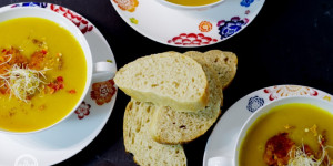 Beitragsbild des Blogbeitrags Kürbissuppe mit Ingwer, Kokosmilch und Garnelen, pikant und exotisch 
