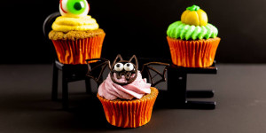 Beitragsbild des Blogbeitrags Halloween Cupcake: Auge, Kürbis und Fledermaus