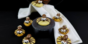 Beitragsbild des Blogbeitrags Spinnenkekse für Halloween mit Maltesers und Kinder Schokobons