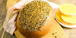 Beitragsbild des Blogbeitrags Kürbisbrot mit Dinkelmehl und Trockenhefe