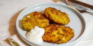 Beitragsbild des Blogbeitrags Kürbisrösti: Kürbisfladen mit Feta nach türkischer Art und Joghurt-Knoblauch-Dip, Kooperation
