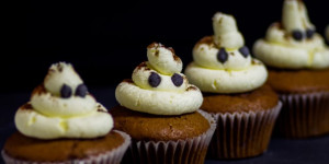 Beitragsbild des Blogbeitrags Geister-Cupcakes backen für Halloween mit Kakao-Staub