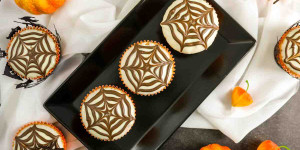 Beitragsbild des Blogbeitrags Spinnennetz Muffins für Halloween 