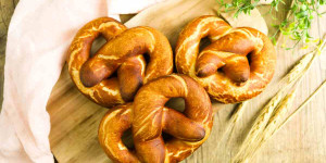 Beitragsbild des Blogbeitrags Laugenbrezel Rezept mit Trockenhefe
