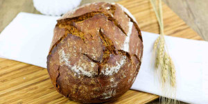 Beitragsbild des Blogbeitrags Bierbrot mit Roggenmehl und Sauerteig aus Brot und Bier 