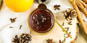 Beitragsbild des Blogbeitrags Glühweingelee mit Orangensaft und weihnachtlichen Gewürzen