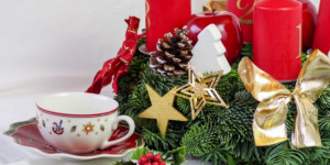 Beitragsbild des Blogbeitrags Schleifen binden Adventskranz Anleitung, Adventkranz dekorieren in rot