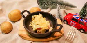 Beitragsbild des Blogbeitrags Ofenkartoffel mit Räucherlachs und Dillsauce aus A very British Christmas