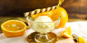 Beitragsbild des Blogbeitrags Orangeneis selber machen, cremig und aus der Eismaschine 
