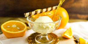 Beitragsbild des Blogbeitrags Orangeneis selber machen, cremig und aus der Eismaschine