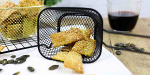 Beitragsbild des Blogbeitrags Käsecracker selber machen, herzhafte Kekse zum Wein