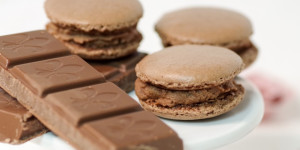 Beitragsbild des Blogbeitrags Schoko-Macarons gefüllt mit Pariser-Creme aus Macarons für Anfänger!