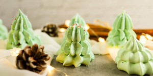 Beitragsbild des Blogbeitrags Baiser Tannenbäume backen, essbare Tischdeko 