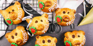 Beitragsbild des Blogbeitrags Glücksschweinchen backen aus Hefeteig, Glücksbringer aus Germteig