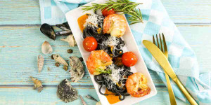 Beitragsbild des Blogbeitrags Hummersauce dazu schwarze Spaghetti mit Garnelen