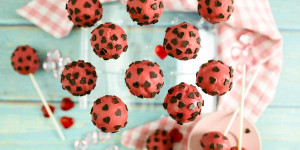 Beitragsbild des Blogbeitrags Valentinstag Cake Pops mit Candy Melts 