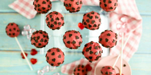 Beitragsbild des Blogbeitrags Valentinstag Cake Pops mit Candy Melts