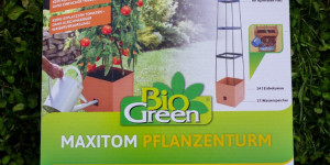 Beitragsbild des Blogbeitrags MaxiTom Tomatenturm mit Wasserspeicher und Rankhilfe: Erfahrung, Kooperation