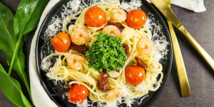 Beitragsbild des Blogbeitrags Bärlauchpesto selber machen dazu Spaghetti und Tomaten 