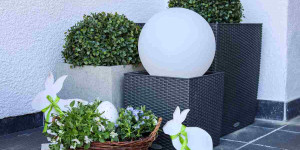 Beitragsbild des Blogbeitrags Gartenbeleuchtung planen: Leuchtkugeln im Garten, Kooperation