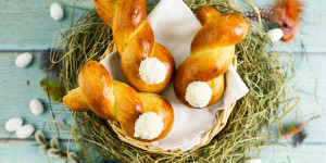 Beitragsbild des Blogbeitrags Osterhasen aus Hefeteig oder Germteig backen  