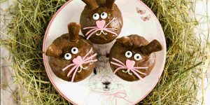 Beitragsbild des Blogbeitrags Osterhasen Muffins mit Ohren aus Katzenzungen oder Löffelbiskuits