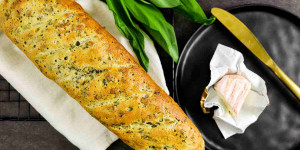 Beitragsbild des Blogbeitrags Bärlauch-Baguette mit Trockenhefe