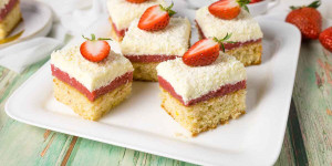 Beitragsbild des Blogbeitrags Frau Holle Kuchen mit Erdbeeren 
