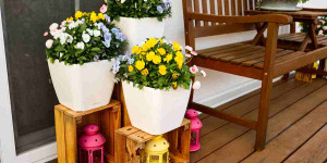 Beitragsbild des Blogbeitrags Deko Holzkisten für den Garten: gestalten mit Knagglig von IKEA