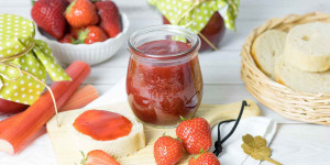 Beitragsbild des Blogbeitrags Erdbeer-Rhabarber-Marmelade mit Vanille und wenig Zucker 