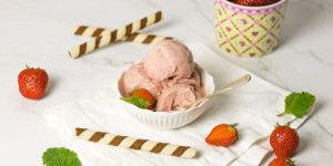 Beitragsbild des Blogbeitrags Cremiges Erdbeereis selber machen ohne Ei, italienisches Rezept