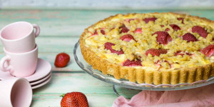 Beitragsbild des Blogbeitrags Erdbeer-Rhabarber-Kuchen mit Pudding 
