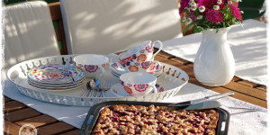 Beitragsbild des Blogbeitrags Rhabarber-Streuselkuchen mit Heidelbeeren aus Topfen-Öl-Teig