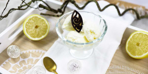 Beitragsbild des Blogbeitrags Cremiges Zitroneneis selber machen, Eismaschine: Schmeckt wie beim Italiener